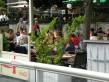  clients attablés à la terrasse d'un restaurant